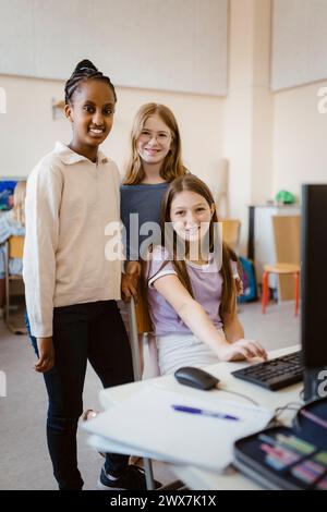 Porträt multirassischer Schülerinnen im Computerunterricht in der Schule Stockfoto