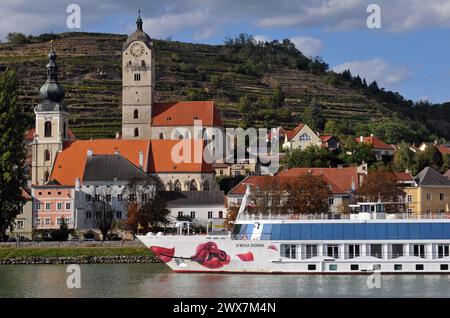 Ein Donau-Kreuzfahrtschiff legt in der historischen Stadt Krems im malerischen Wachau in Niederösterreich an. Stockfoto