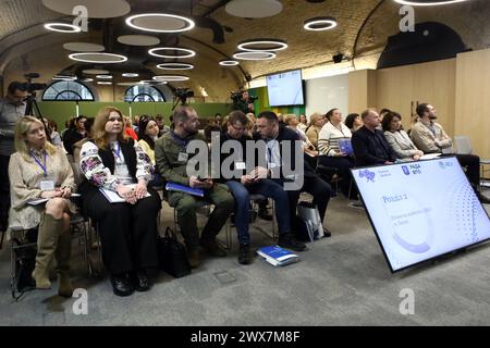 Nicht exklusiv: KIEW, UKRAINE - 26. MÄRZ 2024 - Teilnehmer einer offenen Tagung des Rates für Binnenvertriebene in der Kiewer Stadtmilita Stockfoto