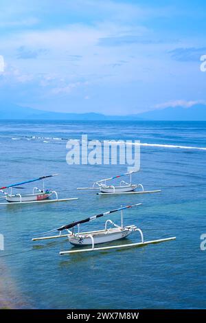 Traditionelle Katamaranboote mit einheimischen Fischern an der Küste auf einer indonesischen Insel Stockfoto