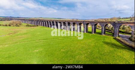 Ein Panoramablick aus der Luft entlang des spektakulären Harringworth Viaduct an einem hellen Wintertag Stockfoto