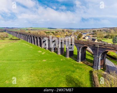 Ein Panoramablick aus der Vogelperspektive von Harringworth über dem spektakulären Harringworth Viaduct an einem hellen Wintertag Stockfoto