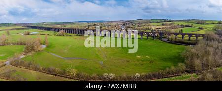 Ein Panoramablick über das Welland Valley in Richtung des spektakulären Harringworth Viaduct an einem hellen Wintertag Stockfoto