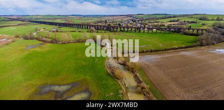 Ein Panoramablick aus der Luft entlang des Flusses Welland in Richtung des spektakulären Harringworth Viaduct an einem hellen Wintertag Stockfoto