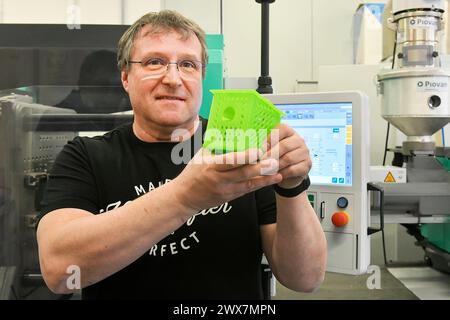 Pilsen, Tschechische Republik. März 2024. Tomas Gorner von der ZCU präsentiert die im 3D-Drucker gedruckte Falle für die asiatische Hornissenüberwachung am 28. März 2024 in Pilsen, Tschechische Republik. Quelle: Miroslav Chaloupka/CTK Photo/Alamy Live News Stockfoto