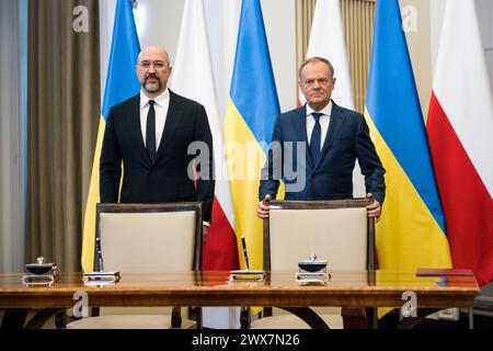 Warschau, Polen. März 2024. Der ukrainische Premierminister Denys Smyhal (L) und Ministerpräsident Donald Tusk (R) unterzeichnen bilaterale Abkommen in Warschau. Der polnische Premierminister Donald Tusk und der ukrainische Premierminister Denys Shmyhal unterzeichneten Abkommen, während die polnische und die ukrainische Regierung Gespräche führen, um eine Sackgasse im Handel zu beenden, wobei die polnischen Bauern wütend über den Zustrom ukrainischer Nahrungsmittel und Agrarprodukte sind, die sie für die Verletzung ihres Geschäfts verantwortlich machen. Die Premierminister sprachen auch über eine starke Unterstützung und wie die Ukraine im Krieg gestärkt werden kann. Quelle: SOPA Images Limited/Alamy Live News Stockfoto