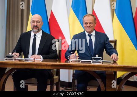 Warschau, Polen. März 2024. Der ukrainische Premierminister Denys Smyhal (L) und Ministerpräsident Donald Tusk (R) unterzeichnen bilaterale Abkommen in Warschau. Der polnische Premierminister Donald Tusk und der ukrainische Premierminister Denys Shmyhal unterzeichneten Abkommen, während die polnische und die ukrainische Regierung Gespräche führen, um eine Sackgasse im Handel zu beenden, wobei die polnischen Bauern wütend über den Zustrom ukrainischer Nahrungsmittel und Agrarprodukte sind, die sie für die Verletzung ihres Geschäfts verantwortlich machen. Die Premierminister sprachen auch über eine starke Unterstützung und wie die Ukraine im Krieg gestärkt werden kann. Quelle: SOPA Images Limited/Alamy Live News Stockfoto