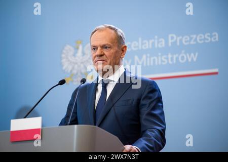 Warschau, Polen. März 2024. Premierminister Donald Tusk spricht auf einer Pressekonferenz mit Premierminister Denys Shmyhal in Warschau. Der polnische Premierminister Donald Tusk und der ukrainische Premierminister Denys Shmyhal unterzeichneten Abkommen, während die polnische und die ukrainische Regierung Gespräche führen, um eine Sackgasse im Handel zu beenden, wobei die polnischen Bauern wütend über den Zustrom ukrainischer Nahrungsmittel und Agrarprodukte sind, die sie für die Verletzung ihres Geschäfts verantwortlich machen. Die Premierminister sprachen auch über eine starke Unterstützung und wie die Ukraine im Krieg gestärkt werden kann. Quelle: SOPA Images Limited/Alamy Live News Stockfoto