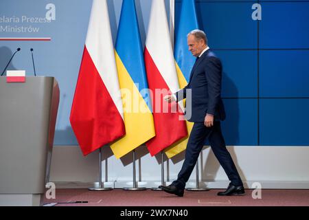 Warschau, Polen. März 2024. Ministerpräsident Donald Tusk wird auf dem Weg zu einer Pressekonferenz in Warschau gesehen. Der polnische Premierminister Donald Tusk und der ukrainische Premierminister Denys Shmyhal unterzeichneten Abkommen, während die polnische und die ukrainische Regierung Gespräche führen, um eine Sackgasse im Handel zu beenden, wobei die polnischen Bauern wütend über den Zustrom ukrainischer Nahrungsmittel und Agrarprodukte sind, die sie für die Verletzung ihres Geschäfts verantwortlich machen. Die Premierminister sprachen auch über eine starke Unterstützung und wie die Ukraine im Krieg gestärkt werden kann. Quelle: SOPA Images Limited/Alamy Live News Stockfoto