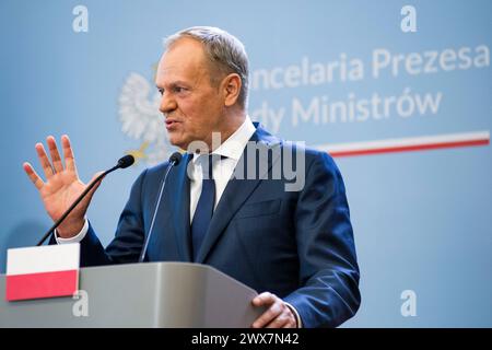 Warschau, Polen. März 2024. Premierminister Donald Tusk spricht auf einer Pressekonferenz mit Premierminister Denys Shmyhal in Warschau. Der polnische Premierminister Donald Tusk und der ukrainische Premierminister Denys Shmyhal unterzeichneten Abkommen, während die polnische und die ukrainische Regierung Gespräche führen, um eine Sackgasse im Handel zu beenden, wobei die polnischen Bauern wütend über den Zustrom ukrainischer Nahrungsmittel und Agrarprodukte sind, die sie für die Verletzung ihres Geschäfts verantwortlich machen. Die Premierminister sprachen auch über eine starke Unterstützung und wie die Ukraine im Krieg gestärkt werden kann. Quelle: SOPA Images Limited/Alamy Live News Stockfoto