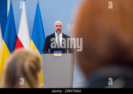 Warschau, Polen. März 2024. Der ukrainische Premierminister Denys Shmyhal spricht auf einer Pressekonferenz mit Ministerpräsident Donald Tusk in Warschau. Der polnische Premierminister Donald Tusk und der ukrainische Premierminister Denys Shmyhal unterzeichneten Abkommen, während die polnische und die ukrainische Regierung Gespräche führen, um eine Sackgasse im Handel zu beenden, wobei die polnischen Bauern wütend über den Zustrom ukrainischer Nahrungsmittel und Agrarprodukte sind, die sie für die Verletzung ihres Geschäfts verantwortlich machen. Die Premierminister sprachen auch über eine starke Unterstützung und wie die Ukraine im Krieg gestärkt werden kann. Quelle: SOPA Images Limited/Alamy Live News Stockfoto