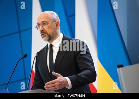 Warschau, Polen. März 2024. Der ukrainische Premierminister Denys Shmyhal spricht auf einer Pressekonferenz mit Ministerpräsident Donald Tusk in Warschau. Der polnische Premierminister Donald Tusk und der ukrainische Premierminister Denys Shmyhal unterzeichneten Abkommen, während die polnische und die ukrainische Regierung Gespräche führen, um eine Sackgasse im Handel zu beenden, wobei die polnischen Bauern wütend über den Zustrom ukrainischer Nahrungsmittel und Agrarprodukte sind, die sie für die Verletzung ihres Geschäfts verantwortlich machen. Die Premierminister sprachen auch über eine starke Unterstützung und wie die Ukraine im Krieg gestärkt werden kann. Quelle: SOPA Images Limited/Alamy Live News Stockfoto