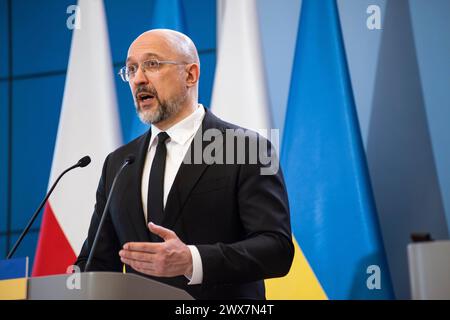 Warschau, Polen. März 2024. Der ukrainische Premierminister Denys Shmyhal spricht auf einer Pressekonferenz mit Ministerpräsident Donald Tusk in Warschau. Der polnische Premierminister Donald Tusk und der ukrainische Premierminister Denys Shmyhal unterzeichneten Abkommen, während die polnische und die ukrainische Regierung Gespräche führen, um eine Sackgasse im Handel zu beenden, wobei die polnischen Bauern wütend über den Zustrom ukrainischer Nahrungsmittel und Agrarprodukte sind, die sie für die Verletzung ihres Geschäfts verantwortlich machen. Die Premierminister sprachen auch über eine starke Unterstützung und wie die Ukraine im Krieg gestärkt werden kann. Quelle: SOPA Images Limited/Alamy Live News Stockfoto