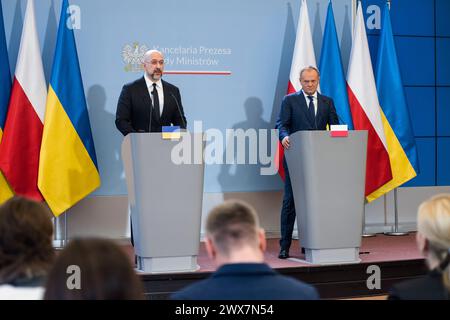 Warschau, Polen. März 2024. Der ukrainische Premierminister Denys Smyhal (L) und Ministerpräsident Donald Tusk (R) sprechen auf einer Pressekonferenz in Warschau. Der polnische Premierminister Donald Tusk und der ukrainische Premierminister Denys Shmyhal unterzeichneten Abkommen, während die polnische und die ukrainische Regierung Gespräche führen, um eine Sackgasse im Handel zu beenden, wobei die polnischen Bauern wütend über den Zustrom ukrainischer Nahrungsmittel und Agrarprodukte sind, die sie für die Verletzung ihres Geschäfts verantwortlich machen. Die Premierminister sprachen auch über eine starke Unterstützung und wie die Ukraine im Krieg gestärkt werden kann. Quelle: SOPA Images Limited/Alamy Live News Stockfoto