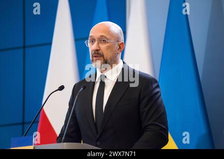 Warschau, Polen. März 2024. Der ukrainische Premierminister Denys Shmyhal spricht auf einer Pressekonferenz mit Ministerpräsident Donald Tusk in Warschau. Der polnische Premierminister Donald Tusk und der ukrainische Premierminister Denys Shmyhal unterzeichneten Abkommen, während die polnische und die ukrainische Regierung Gespräche führen, um eine Sackgasse im Handel zu beenden, wobei die polnischen Bauern wütend über den Zustrom ukrainischer Nahrungsmittel und Agrarprodukte sind, die sie für die Verletzung ihres Geschäfts verantwortlich machen. Die Premierminister sprachen auch über eine starke Unterstützung und wie die Ukraine im Krieg gestärkt werden kann. Quelle: SOPA Images Limited/Alamy Live News Stockfoto