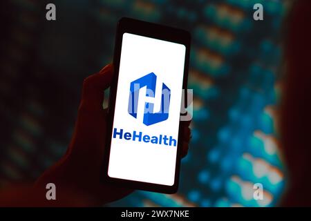 In dieser Abbildung wird das HeHealth-Logo auf einem Smartphone-Bildschirm angezeigt. Stockfoto