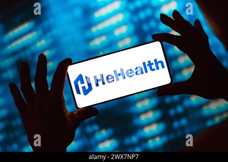 In dieser Abbildung wird das HeHealth-Logo auf einem Smartphone-Bildschirm angezeigt. Stockfoto