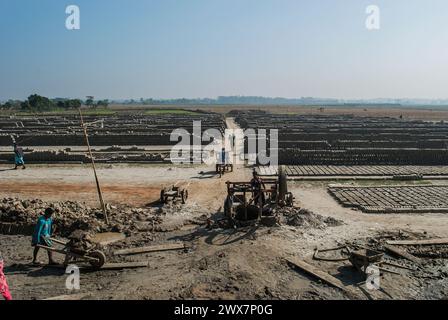 Ein Arbeiter trägt Ziegelsteine bei Maurer in Khulna, Bangladesch. Stockfoto