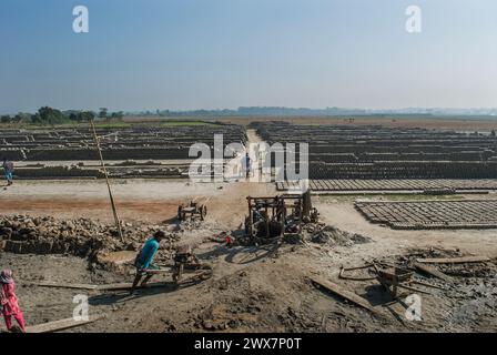 Ein Arbeiter trägt Ziegelsteine bei Maurer in Khulna, Bangladesch. Stockfoto