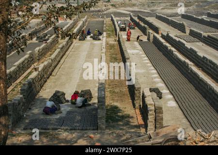 Ein Arbeiter trägt Ziegelsteine bei Maurer in Khulna, Bangladesch. Stockfoto