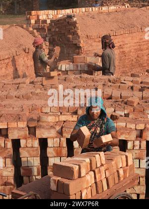 Ein Arbeiter trägt Ziegelsteine bei Maurer in Khulna, Bangladesch. Stockfoto