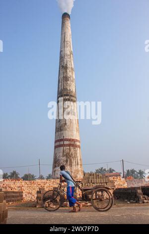 Ein Arbeiter trägt Ziegelsteine bei Maurer in Khulna, Bangladesch. Stockfoto