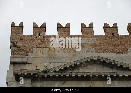 Inschrift auf dem Augustusbogen in Rimini Stockfoto