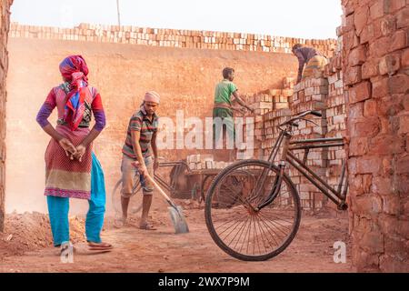 Ein Arbeiter trägt Ziegelsteine bei Maurer in Khulna, Bangladesch. Stockfoto