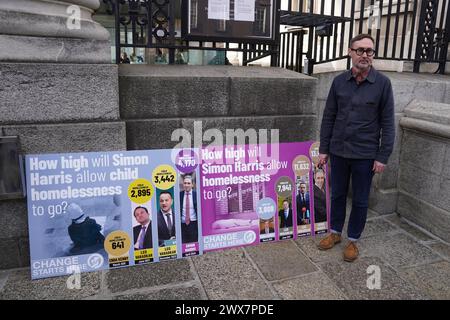 Sinn Feins Wohnungssprecher Eoin O Broin, vor Regierungsgebäuden in Dublin, während er einen Protest gegen die Rekordzahl von Kindern und Erwachsenen in Notunterkünften inszeniert. Bilddatum: Donnerstag, 28. März 2024. Stockfoto