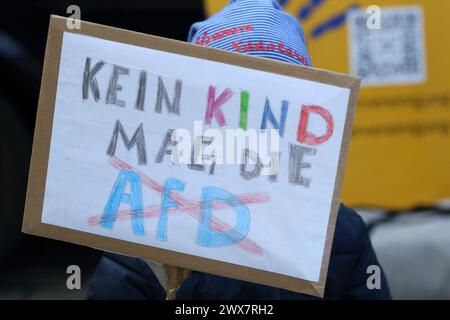 Gera gegen Rechts - Kundgebung gegen Rechtsextremismus - Gegen Rechte Terror in Deutschland - Deutschland, DE, DEU, Germany, Gera 23.03.2024 - Einige Hundert Menschen sind auf dem Marktplatz von Gera für Solidarität und gegen Rechtsextremismus zu einer Protestundgebung zusammengekommen. Außer den politischen Parteien haben sich auch Vereine, Sozialverbände und Kirchen an der Kundgebung mit Div. Infostände auf dem Martplatz beteiligt. Hauptauslöser der zahlreichen Demonstrationen in ganz Deutschland gegen die AfD sind die Recherchen von CORRECTIV Recherchen für die Gesellschaft gemeinnützige Stockfoto