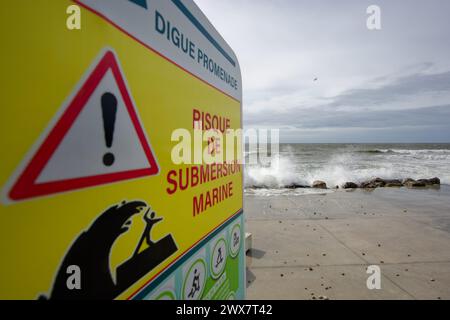 Frankreich. März 2024. © PHOTOPQR/VOIX DU NORD/JOHAN BEN AZZOUZ; 28/03/2024; Wimereux, le 28. märz 2024. Tempete Nelson de Passage sur le Littoral du Pas-de-Calais. La digue Promenade etait sous les vagues et la Submersion Marine lors de la maree haute autour de 14h. FOTO JOHAN BEN AZZOUZ LA VOIX DU NORD - Nelson Storm in France Wimereux, Nord Pas de Calais 28. März 2024 Credit: MAXPPP/Alamy Live News Stockfoto