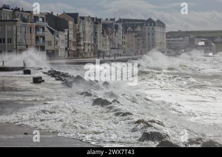 Frankreich. März 2024. © PHOTOPQR/VOIX DU NORD/JOHAN BEN AZZOUZ; 28/03/2024; Wimereux, le 28. märz 2024. Tempete Nelson de Passage sur le Littoral du Pas-de-Calais. La digue Promenade etait sous les vagues et la Submersion Marine lors de la maree haute autour de 14h. FOTO JOHAN BEN AZZOUZ LA VOIX DU NORD - Nelson Storm in France Wimereux, Nord Pas de Calais 28. März 2024 Credit: MAXPPP/Alamy Live News Stockfoto