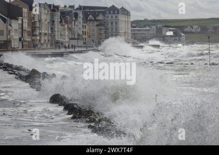 Frankreich. März 2024. © PHOTOPQR/VOIX DU NORD/JOHAN BEN AZZOUZ; 28/03/2024; Wimereux, le 28. märz 2024. Tempete Nelson de Passage sur le Littoral du Pas-de-Calais. La digue Promenade etait sous les vagues et la Submersion Marine lors de la maree haute autour de 14h. FOTO JOHAN BEN AZZOUZ LA VOIX DU NORD - Nelson Storm in France Wimereux, Nord Pas de Calais 28. März 2024 Credit: MAXPPP/Alamy Live News Stockfoto