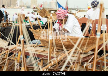 Ein kreativer Künstler, der ein kleines Modell eines traditionellen arabischen Fischerbootes baut. Stockfoto