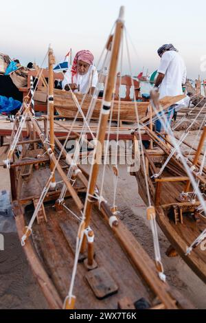 Ein kreativer Künstler, der ein kleines Modell eines traditionellen arabischen Fischerbootes baut. Stockfoto