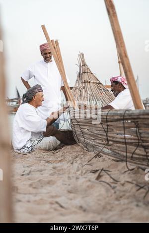 Dhow Holzbootmacher. Bau von Dhow-Booten. Stockfoto