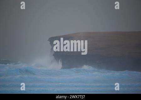 Wellen krachen auf Klippen in Birsay, Orkney Stockfoto