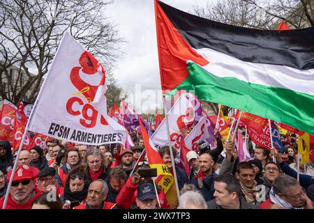 Lille, Frankreich. März 2024. Ambiance während der von der CGT organisierten Kundgebung zur Unterstützung von Jean-Paul Delescaut, Sekretär der departementunion des Nordens, am 28. März 2024 vor Gericht in Lille, Frankreich, wegen „Entschuldigung des Terrorismus“ angeklagt. Foto: Sebastien Courdji/ABACAPRESS.COM Credit: Abaca Press/Alamy Live News Stockfoto