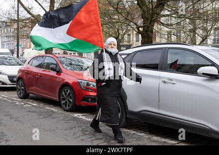 Lille, Frankreich. März 2024. Pro-palästinensische Militante während der von der CGT organisierten Kundgebung zur Unterstützung von Jean-Paul Delescaut, Sekretär der departementunion des Nordens, die am 28. März 2024 wegen „Entschuldigung des Terrorismus“ vor Gericht in Lille, Frankreich, angeklagt wurde. Foto: Sebastien Courdji/ABACAPRESS.COM Credit: Abaca Press/Alamy Live News Stockfoto