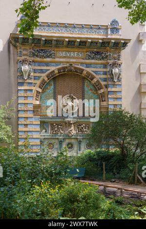 Frankreich, Region Île de France, Paris 6. Arrondissement, Saint-Germain-des-Prés, Platz Félix Desruelles, Portikus Art Nouveau (1900), aus emailliertem Steingut, entworfen vom Architekten Charles-Auguste Risler (1864-1937) und dem Bildhauer Jules Coutan, um das Savoir-faire der Manufacture Nationale de Sèvres während der Weltausstellung 1900 zu zeigen. Stockfoto