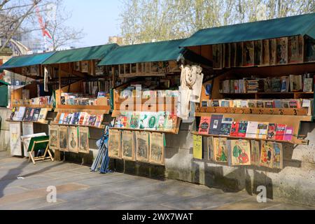 Frankreich, Region Ile-de-France, 5. Arrondissement, Quai de Montebello, Bouquinistes Boxen (Bücherkartons aus gebrauchter Hand). 21. März 2024 Stockfoto