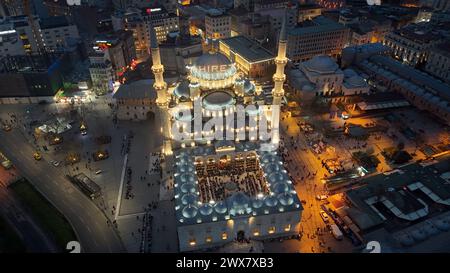 Fatih, Istanbul, Türkei. März 2024. Eine Luftaufnahme mit einer Drohne von Menschen, die nach einem pro-palästinensischen marsch in der Neuen Moschee in Istanbul onÂ MarchÂ 10,Â 2024 schnell brechen. (Kreditbild: © Tolga Uluturk/ZUMA Press Wire) NUR REDAKTIONELLE VERWENDUNG! Nicht für kommerzielle ZWECKE! Stockfoto