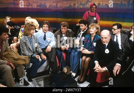 TV-Show für das Restos du Coeur, 26. Januar 1986 in Paris. Von links nach rechts: Robert Charlebois, Nathalie Baye, Patrick Sabatier, Johnny Hallyday, Sacha Distel, Eve Ruggieri, ? Stockfoto