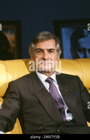 Jean-Claude Brialy in der TV-Show „Le Divan“ von Henry Chapier auf FR3. Dezember 1989 Stockfoto