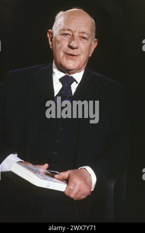 Alec Guinness am Set der literarischen TV-Sendung „Apoostrophe“ auf Antenne 2, 1986. Stockfoto