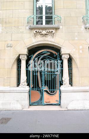 Le Castel Béranger, 14 rue Jean de La Fontaine, Paris 16. Arrondissement Eingangstür Baudatum: 1894-1898 Architekt: Hector Guimard Eisenwerk hergestellt von der Gießerei Durenne im Jugendstilgebäude Sommevoire (Haute-Marne) im Jahr 1898 ausgezeichnet beim ersten Concours de Fassades de la Ville de Paris. Stockfoto