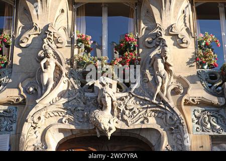 Gebäude 29 Avenue Rapp, Paris 7. Arrondissement Bau: 1900-1901 Architekt: Jules Lavirotte Detail der Eingangstür, Jugendstildekor Gewinner des Fassadenwettbewerbs der Stadt Paris 1901 Stockfoto