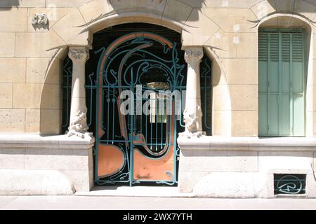 Le Castel Béranger, 14 rue Jean de La Fontaine, Paris 16. Arrondissement Eingangstür Baudatum: 1894-1898 Architekt: Hector Guimard Eisenwerk hergestellt von der Gießerei Durenne im Jugendstilgebäude Sommevoire (Haute-Marne) im Jahr 1898 ausgezeichnet beim ersten Concours de Fassades de la Ville de Paris. Stockfoto