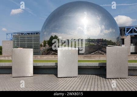 Paris, Parc de la Villette, Cité des Sciences et de l'Industrie (Stadt der Wissenschaft und Industrie) im 19. Arrondissement von Paris. La Géode, spiegelglatte geodätische Kuppel. Stockfoto