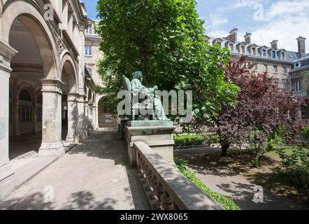 Paris, 12 Avenue Trudaine, lycee Jacques Dekor, Ehrenhof, Galerie Stockfoto